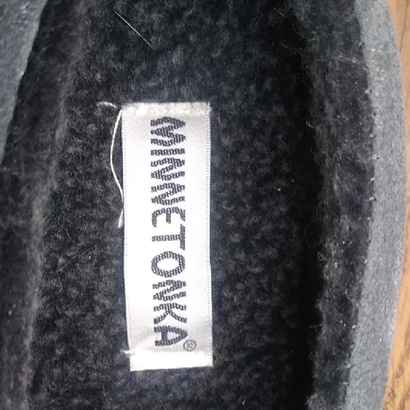 Minnetonka Mens Gray Suede Slip-On Loafers with Elasticized Opening Size 10 - Picture 4 of 11